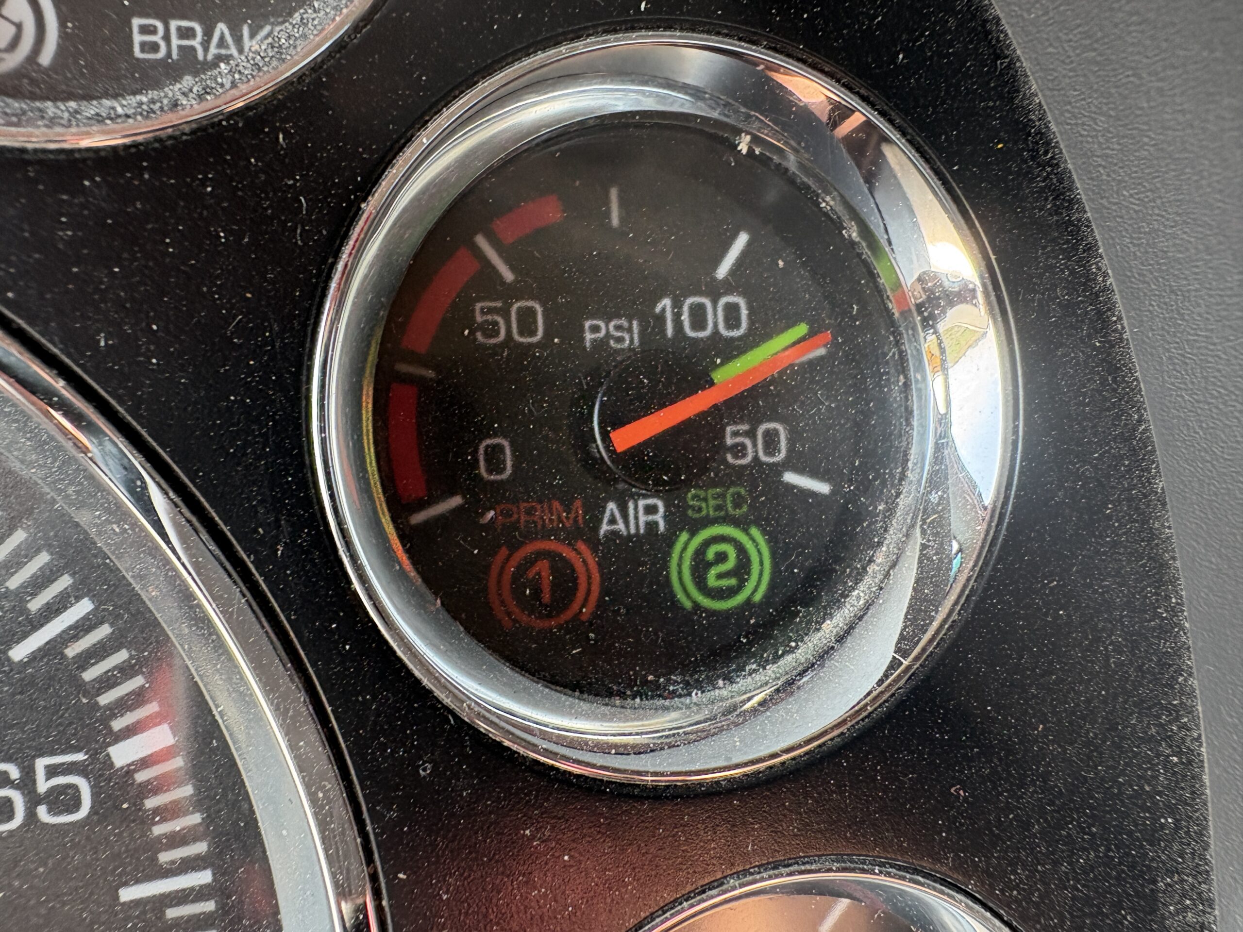 Kenworth photo of air pressure gauge